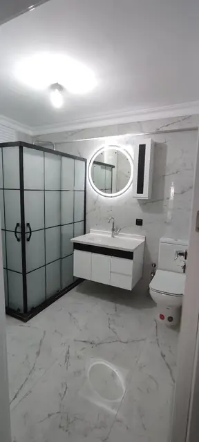 Beyaz mermer banyo, profil duşakabin
