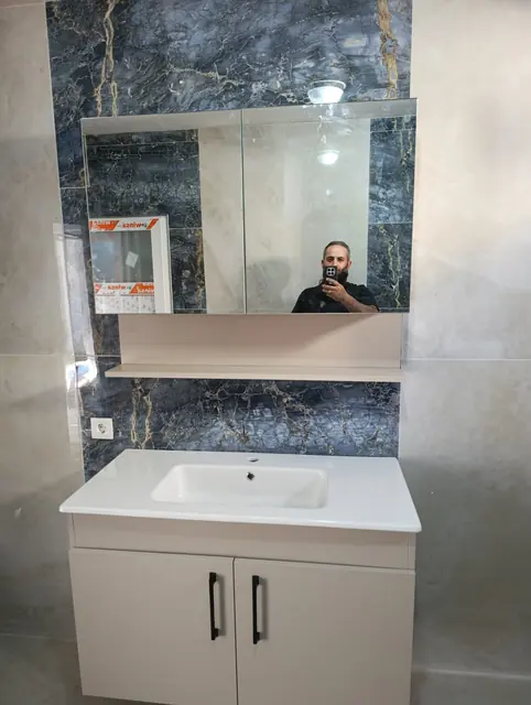 Krem banyo dolabı ve mermer duvar