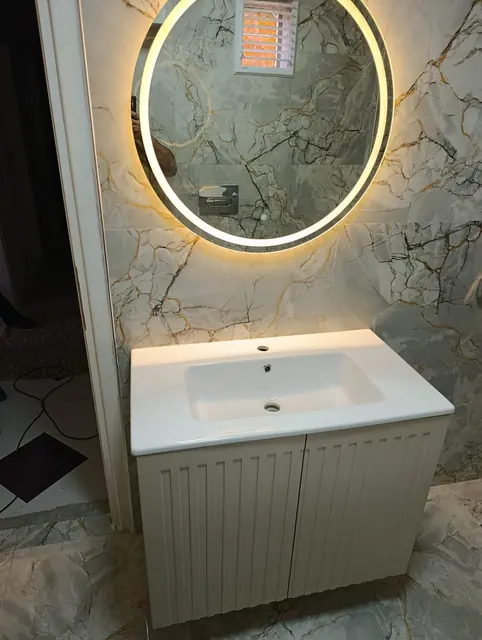 Oluklu kapaklı banyo dolabı ve mermer duvar