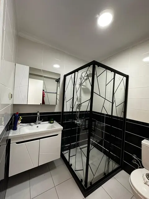 Siyah beyaz banyo, desenli duşakabin