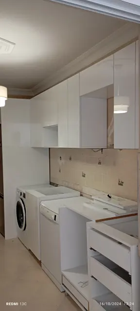 Beyaz mutfak dolabı, çamaşır makinesi bölmeli