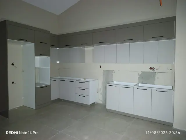 Beyaz ve gri mutfak dolabı montaj aşaması