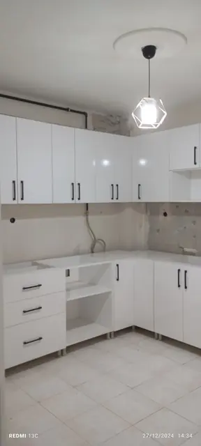 Beyaz L mutfak dolabı montaj aşaması