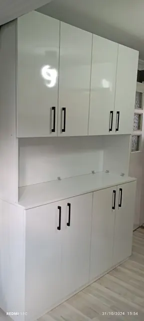 Beyaz parlak kapaklı mutfak dolabı