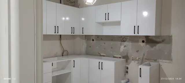 Beyaz parlak üst dolaplar