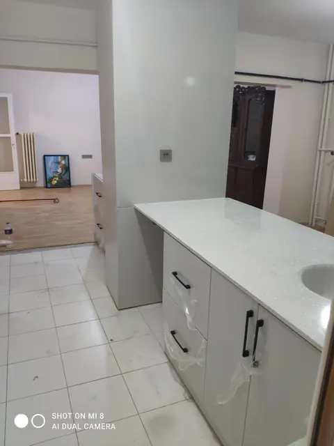 Gri mutfak dolabı ve tezgah