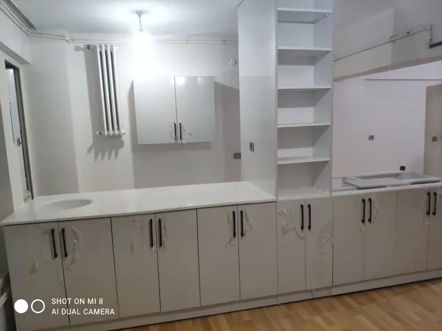 Gri mutfak alt dolapları ve açık raf