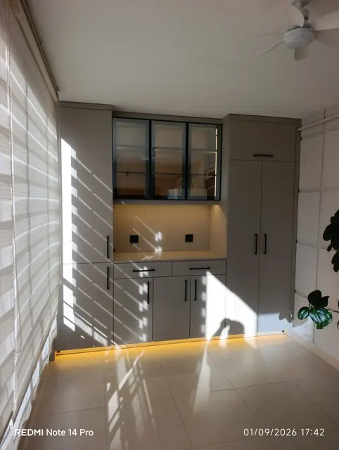 Gri mutfak dolabı, kahve köşesi ve LED aydınlatma