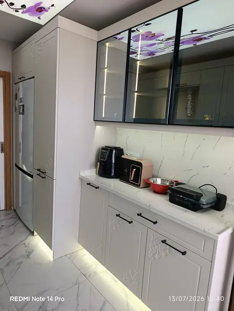 Yeşil lake mutfak, profil cam vitrin ve buzdolabı kolonu
