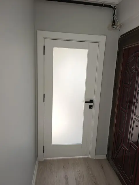 Buzlu camlı beyaz oda kapısı