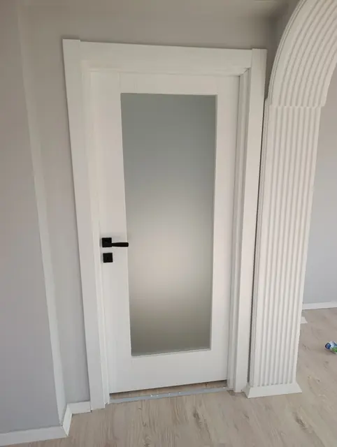 Buzlu camlı oda kapısı ve oluklu kemer