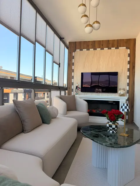 Kapalı balkonlu salon tadilatı, şömineli TV duvarı
