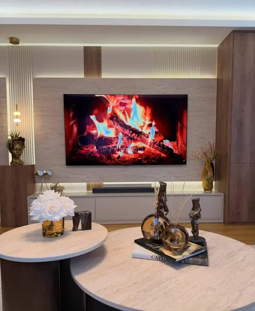 Ahşap ve taş dokulu TV duvarı