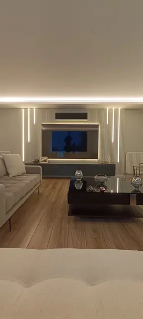 Işıklı TV duvarı ve salon dekorasyonu