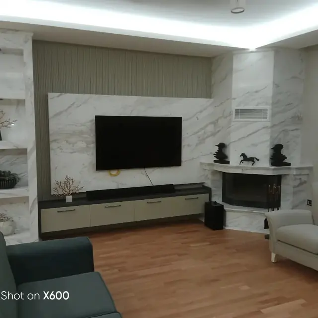 Mermer görünümlü duvar ve TV ünitesi