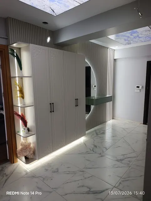 Antre boy dolabı, aydınlatmalı açık raf